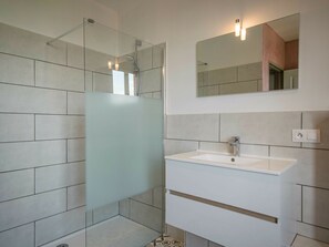 House | Bathroom | Shower, towels - Modern Mansion in Tarn With Pool, Impressive Location (Rabastens)