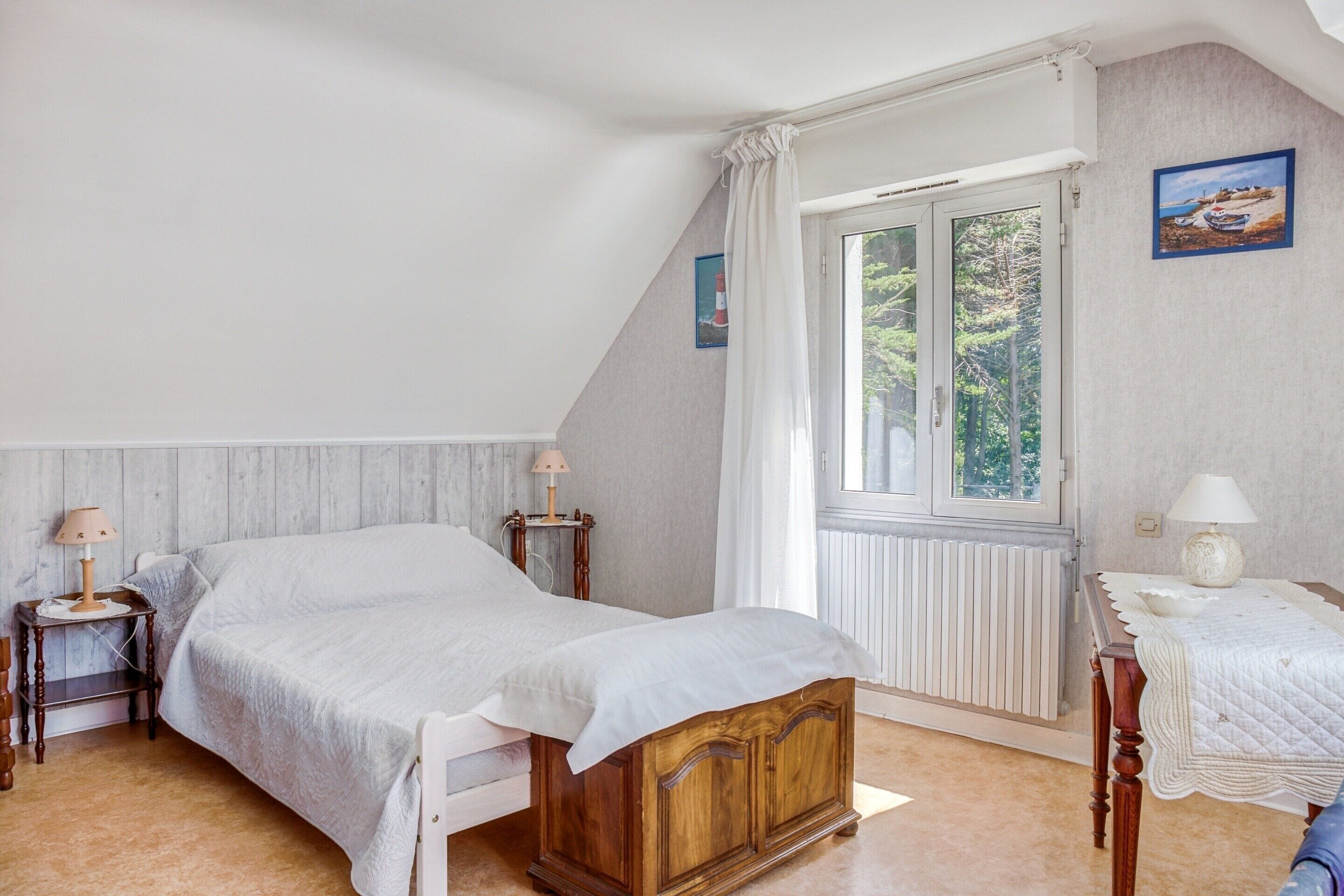 5 bedrooms, individually furnished, bed sheets
