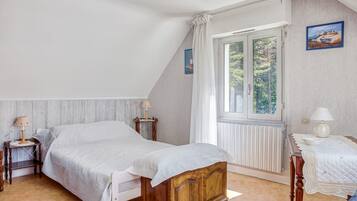 5 bedrooms, individually furnished, bed sheets