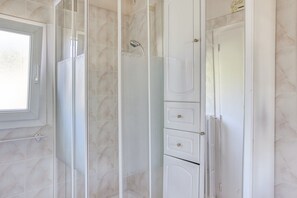 House | Bathroom - Beachside Family Retreat (Penestin)