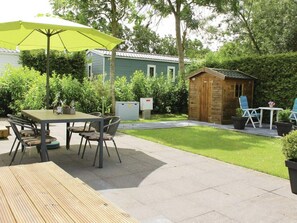 Chalet | Garden - Tidy Chalet with Microwave near Wadden Sea (Tzummarum)