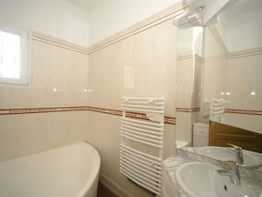 House | Bathroom | Combined shower/tub, towels - Soothing Holiday Home in Sainte-maxime With Swimming Pool (Sainte-Maxime)