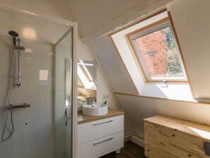 Cottage | Phòng tắm | Buồng tắm vòi sen, khăn tắm 