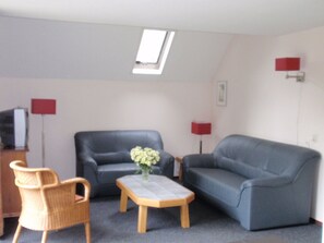 Living room - Cozy Furnished Holiday Home with Garden near Fishing Pond (Vledder)