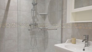 House | Bathroom | Shower, towels - Charming Farmhouse in Pont-de-barret With Swimming Pool (Pont-de-Barret)
