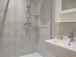 Bathroom - Charming Farmhouse in Pont-de-barret With Swimming Pool (Pont-de-Barret)