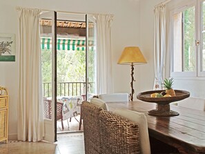 Dining - Lovely Holiday Home in Théoule-sur-mer With Pool (Theoule-sur-Mer)