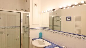 House | Bathroom - Lovely Holiday Home in Théoule-sur-mer With Pool (Theoule-sur-Mer)