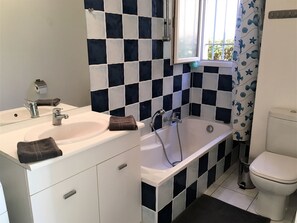 Ferienhaus | Badezimmer | Duschwanne