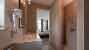 Shower, hair dryer - Detached, Child-friendly Holiday Villa Near National Park De Oosterschelde (Colijnsplaat)