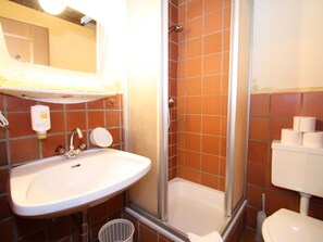Apartment | Bilik Mandi | Pancuran mandi, tuala disediakan 