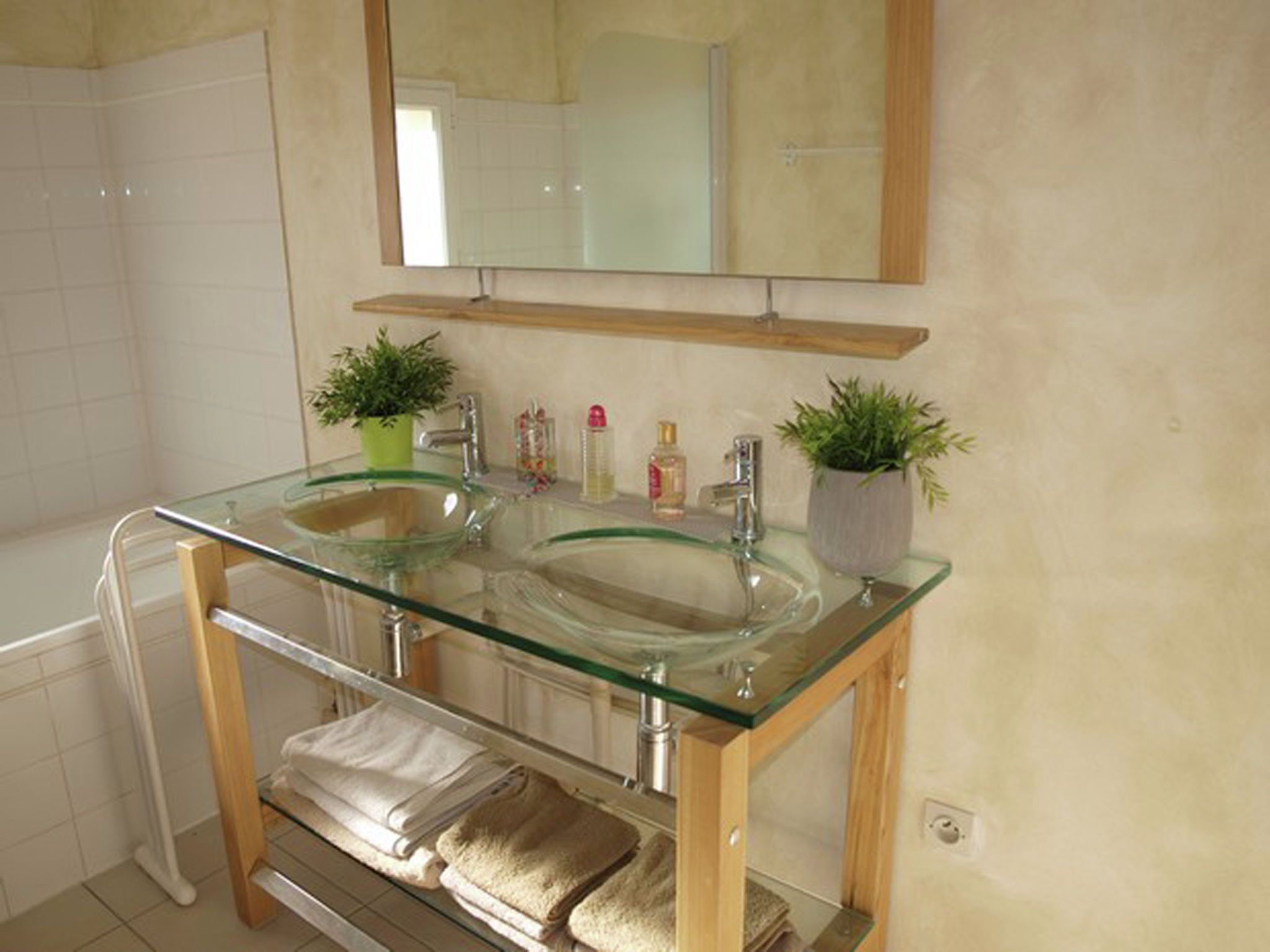 Villa | Bathroom | Combined shower/bathtub