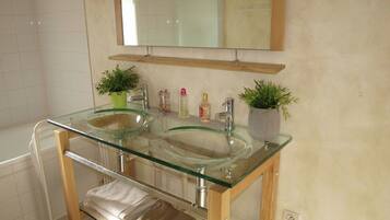 Villa | Bathroom | Combined shower/bathtub