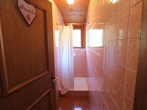 Bathroom - Countryside Apartment in Gmünd near Cross Country Skiing (Gmuend in Kaernten)