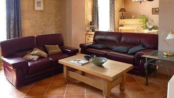 Fireplace, DVD player, MP3 dock