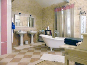 Bathroom - Lavish Holiday Home in Frontenac With Private Pool & Garden (Frontenac)