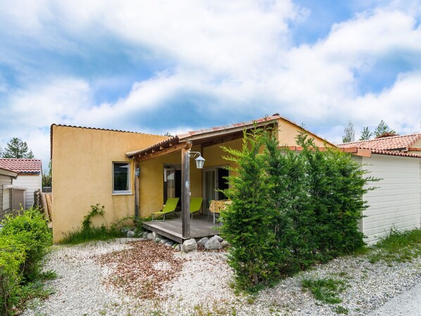 House | Exterior - Villa in Park With Communal Swimming Pool, in the Provençal Mountains (Castellane)