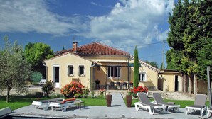 A house with a swimming pool, outdoor seating, and a garden. - Holiday Home in L'isle-sur-la-sorgue With Pool (L'Isle-sur-la-Sorgue)