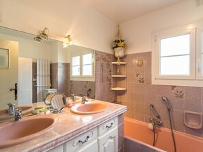 Ferienhaus | Badezimmer | Badewanne
