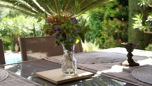 Outdoor dining - Beautiful Villa With Private Pool, Lovely Terraces, Privacy and Near St. Tropez (Cogolin)
