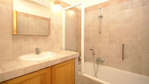 House | Bathroom - Beautiful Villa With Private Pool, Lovely Terraces, Privacy and Near St. Tropez (Cogolin)