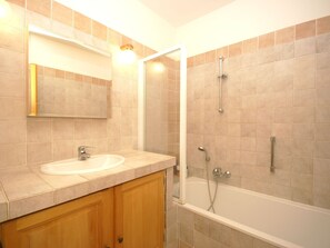 House | Bathroom - Beautiful Villa With Private Pool, Lovely Terraces, Privacy and Near St. Tropez (Cogolin)
