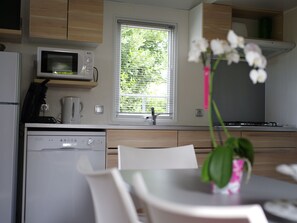 Bungalow | Bếp riêng | Tủ lạnh, lò vi sóng, máy rửa bát, dụng cụ pha cà phê/trà 