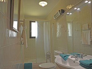 Bathroom - Luxurious Villa in Marseillan With Swimming Pool (Marseillan)