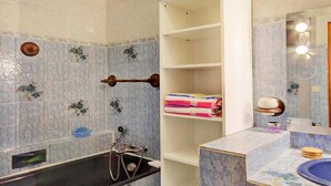 Bathroom - Charming Apartment in Kinrooi, French Alps Near Ski Area (Les Belleville)