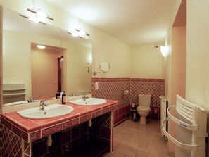 House | Bathroom | Bathtub - Luxury Apartment With Terrace, Sauna, Tennis, and Heated Pool (Saint-Preuil)