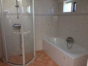 Apartment | Badezimmer | Badewanne