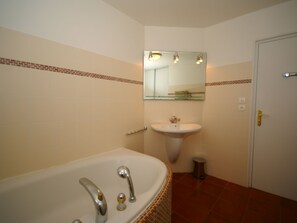 House | Bathroom - Cozy Farmhouse in Maisons With Fireplace (Maisons)