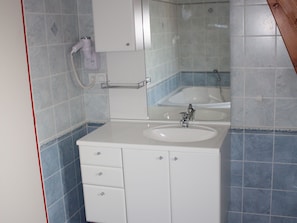 Rumah | Kamar mandi | Bathtub dan handuk