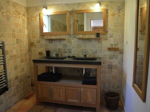 Bathroom - Cozy Villa in Saint-privat-de-champclos With Private Pool (Saint-Privat-de-Champclos)