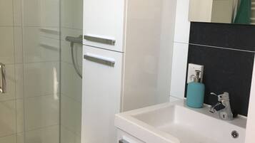 Chalet | Bathroom | Shower, towels