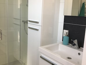 Chalet | Kamar mandi | Shower dan handuk