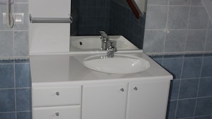 House | Bathroom - Cosy Holiday Home in Castelnaud-la-chapelle (Castelnaud-la-Chapelle)