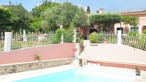 Exterior - Provencal Villa With Private Pool and Beautiful View on the Vineyards (Rochefort-du-Gard)