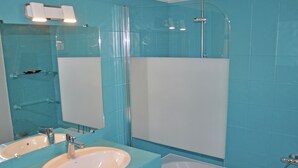 Bathroom - Provencal Villa With Private Pool and Beautiful View on the Vineyards (Rochefort-du-Gard)