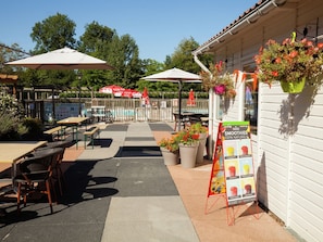 Outdoor dining - Neat Mobile Home With Porch, in the Nature Outside of Paris (Voulangis)
