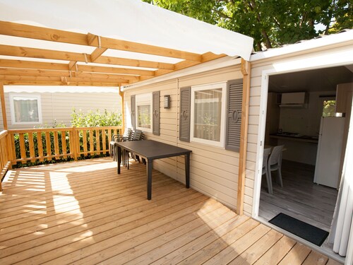 Neat Mobile Home With Porch, in the Nature Outside of Paris