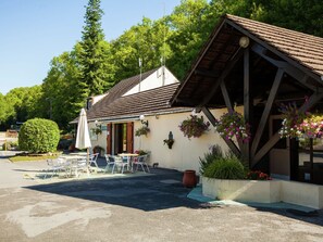 Reception - Neat Mobile Home With Porch, in the Nature Outside of Paris (Voulangis)