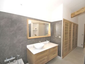 Villa | Bathroom | Bathtub, towels - Beautiful Villa With air Conditioning, Large Private Swimming Pool and Near St. Remy-de-provence (Eyragues)