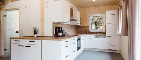 Chalet | Dapur pribadi | Pemanggang roti dan kursi makan untuk bayi