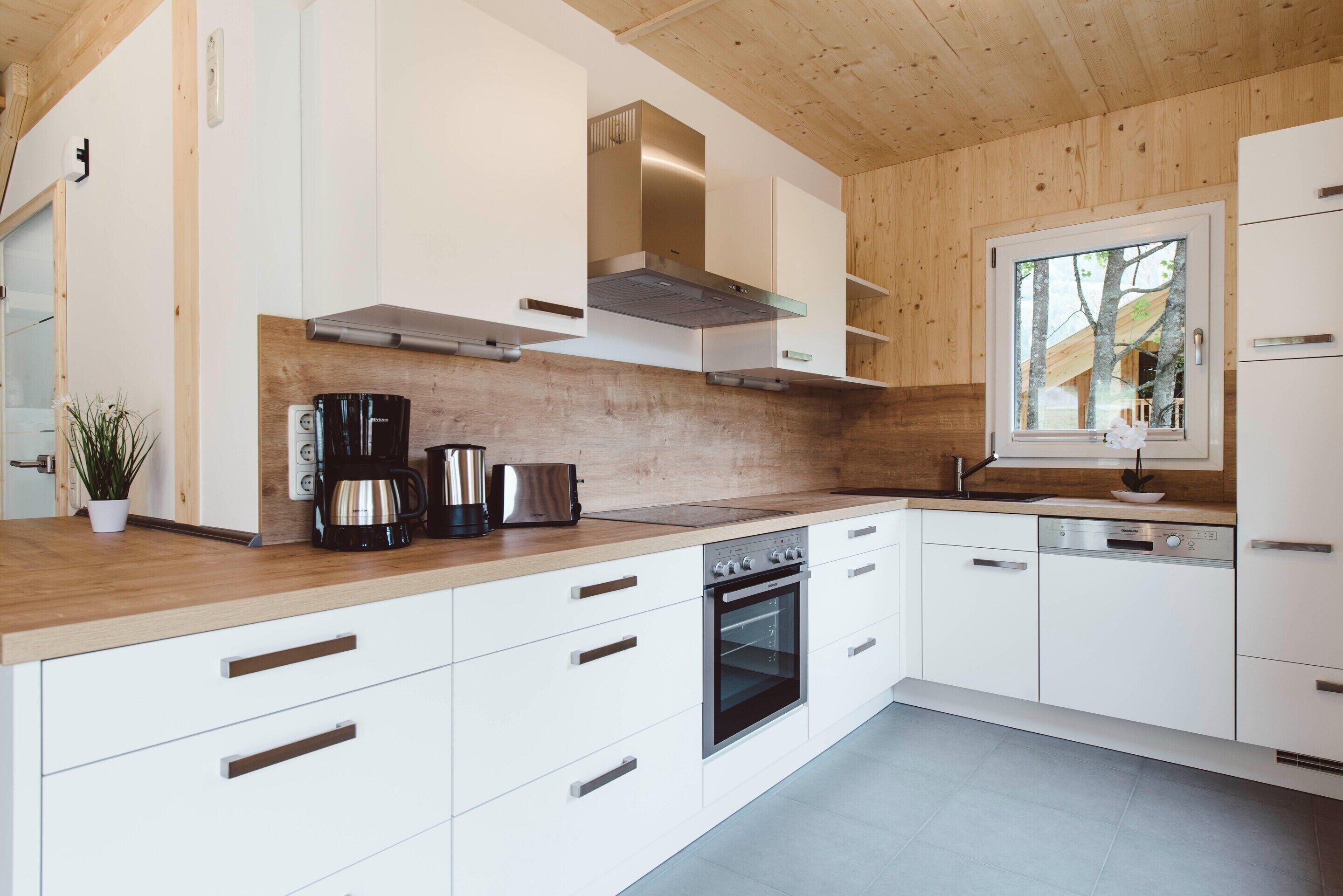 Chalet | Privékeuken | Een broodrooster, een kinderstoel