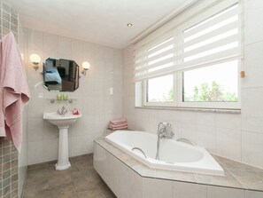Villa | Badezimmer | Badewanne, Handtücher