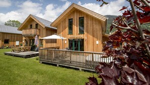 A wooden lodge with a balcony and a sign reading "Murtar Lodge". - Lovely Chalet With Infrared Sauna (Sankt Georgen am Kreischberg)