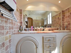 Vila | Kamar mandi | Shower dan handuk