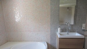 Bathroom - Atmospheric Villa in Pottery Town Salernes , Near Many Lovely Villages (Villecroze)