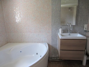 Bathtub - Atmospheric Villa in Pottery Town Salernes , Near Many Lovely Villages (Villecroze)
